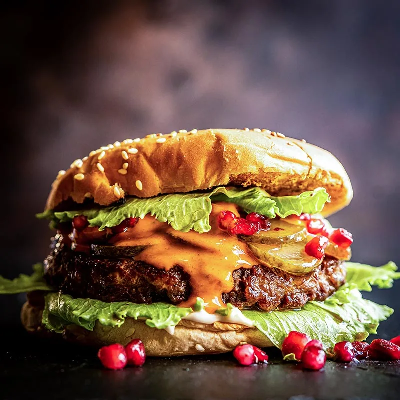 Burger mit Granatapfelkernen und Käse: eigene Food-Fotografie von Burger-Fritz